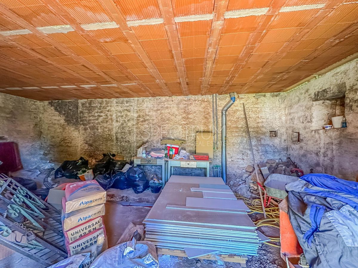 Zona di Visignano, casa in pietra con ristrutturazione iniziata