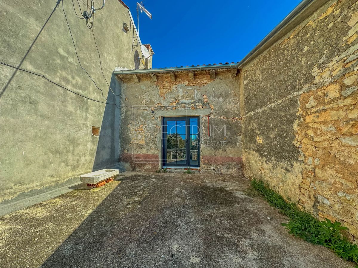 Zona di Visignano, casa in pietra con ristrutturazione iniziata