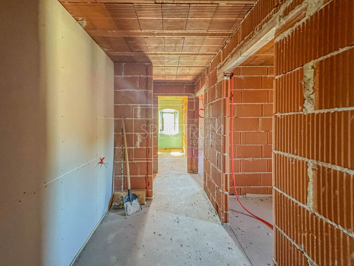 Zona di Visignano, casa in pietra con ristrutturazione iniziata