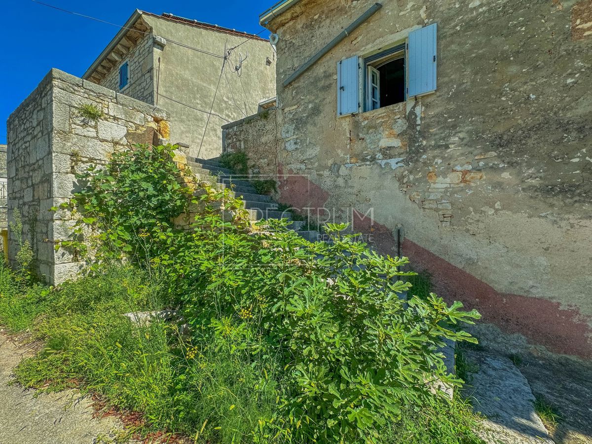 Zona di Visignano, casa in pietra con ristrutturazione iniziata