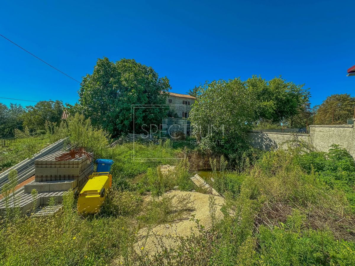 Zona di Visignano, casa in pietra con ristrutturazione iniziata