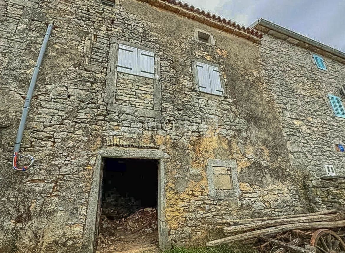 Zona di Visignano, casa in pietra con ristrutturazione iniziata