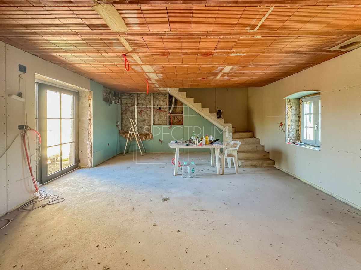 Zona di Visignano, casa in pietra con ristrutturazione iniziata