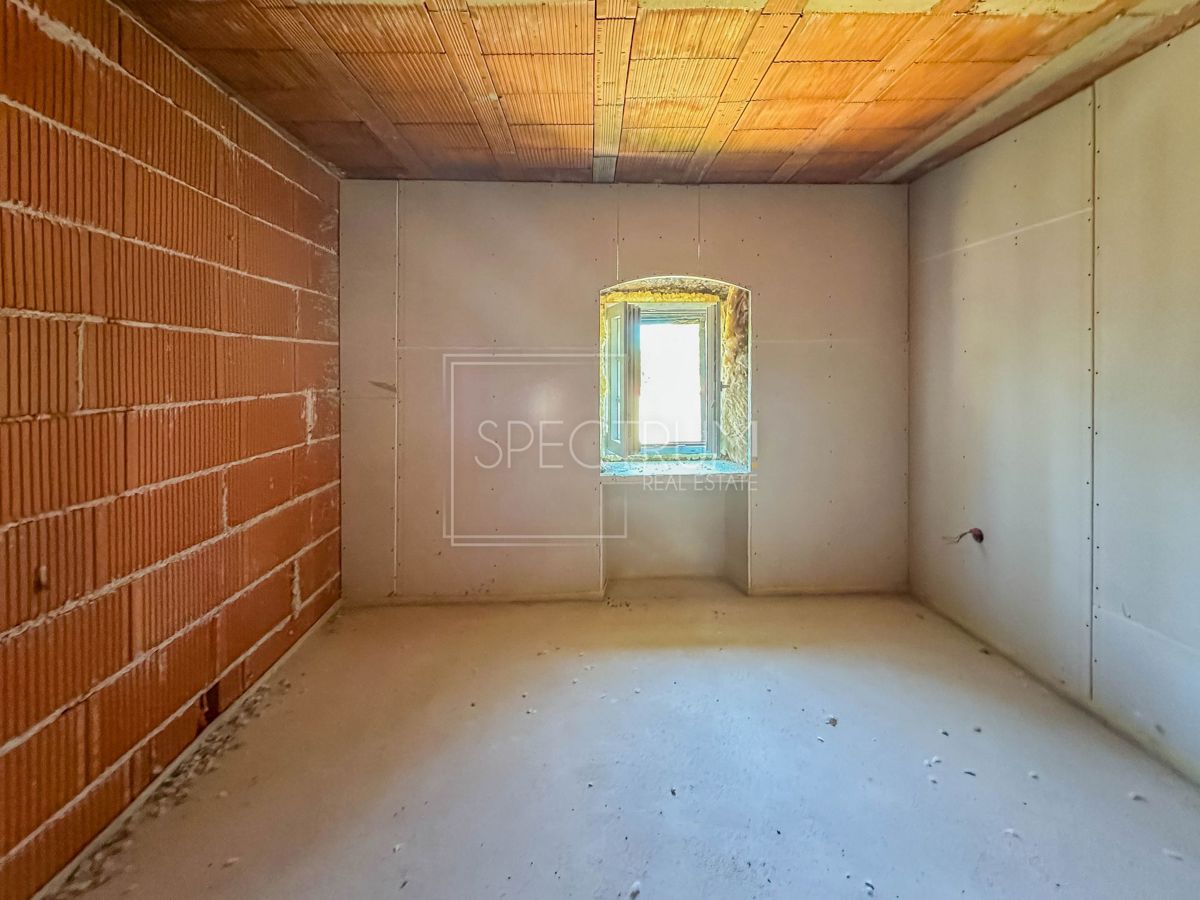 Zona di Visignano, casa in pietra con ristrutturazione iniziata