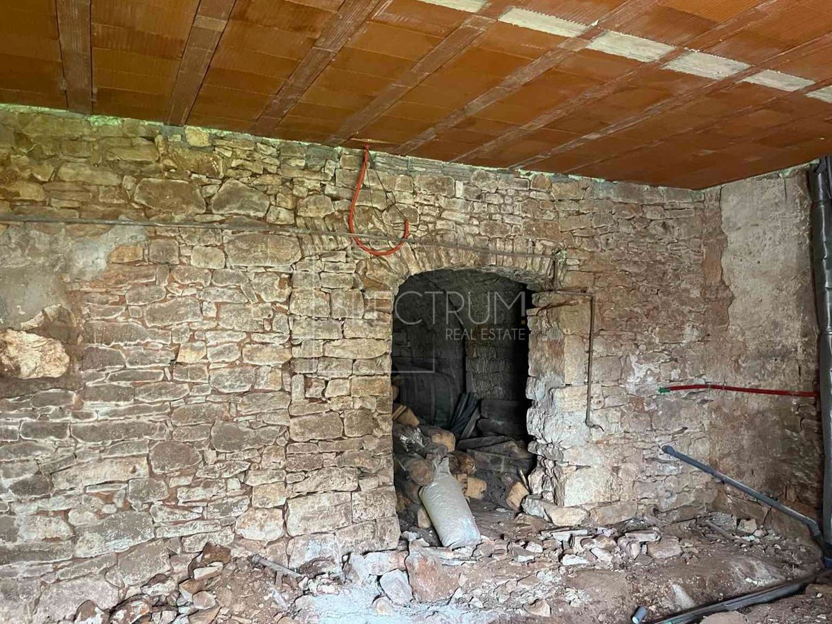 Zona di Visignano, casa in pietra con ristrutturazione iniziata