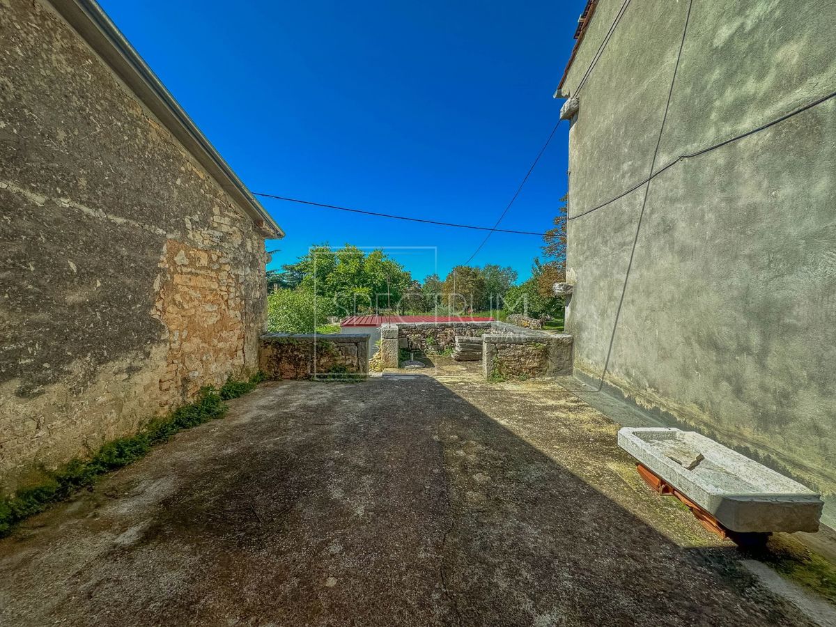 Zona di Visignano, casa in pietra con ristrutturazione iniziata