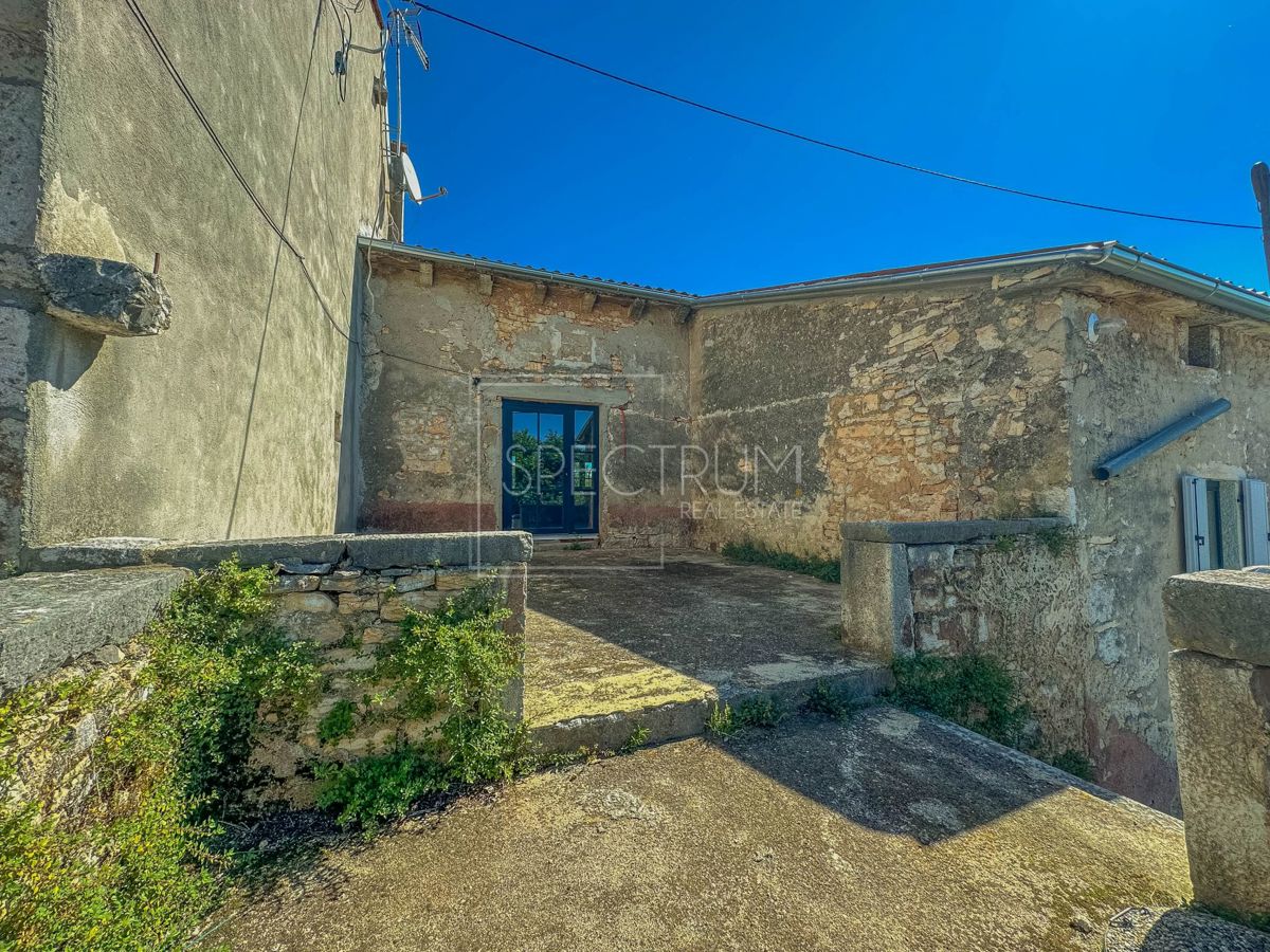 Zona di Visignano, casa in pietra con ristrutturazione iniziata