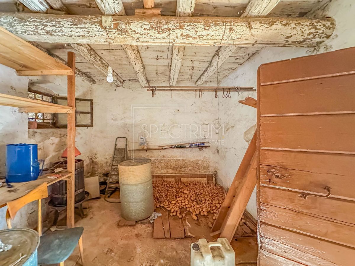 Zona di Verteneglio, casa in pietra da ristrutturare