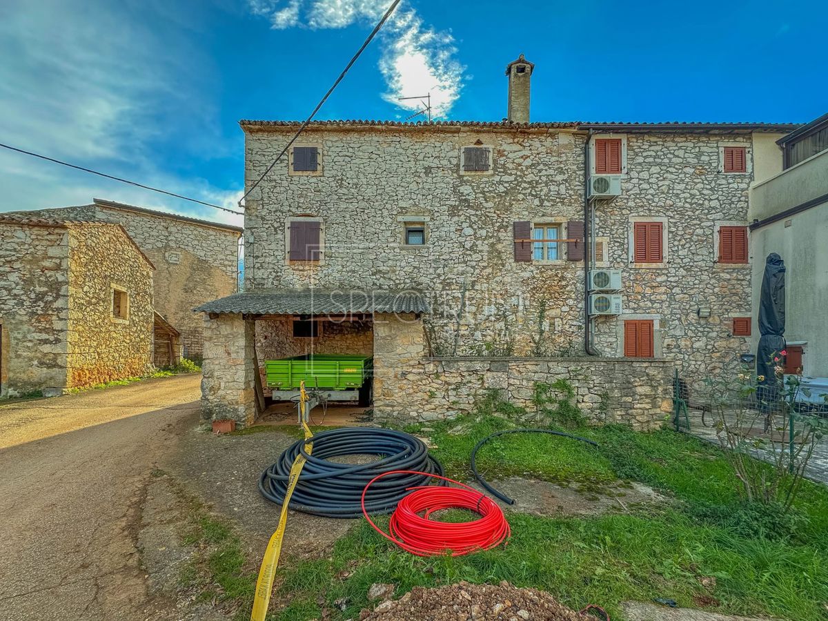 Zona di Verteneglio, casa in pietra da ristrutturare