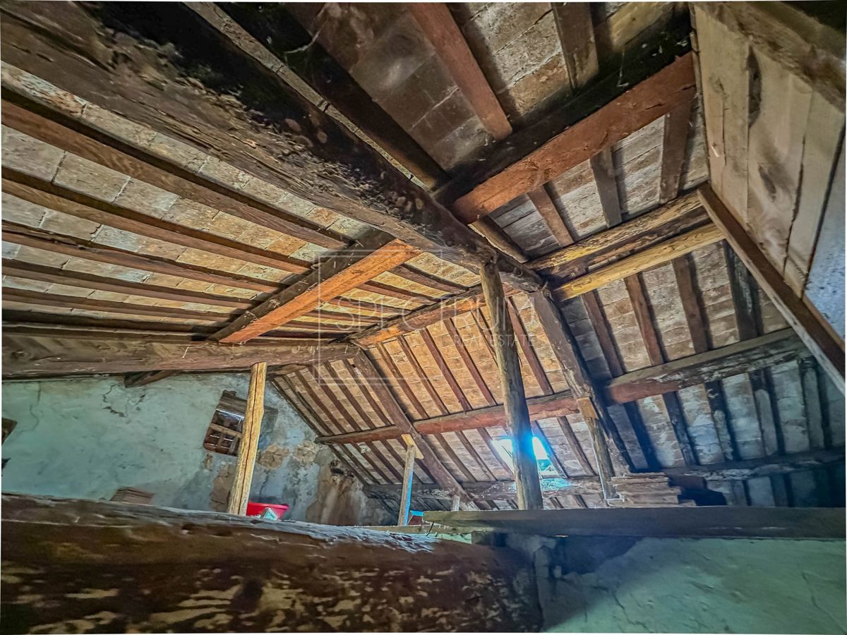 Zona di Verteneglio, casa in pietra da ristrutturare