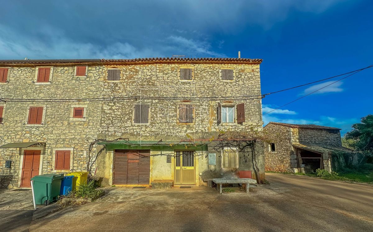 Zona di Verteneglio, casa in pietra da ristrutturare