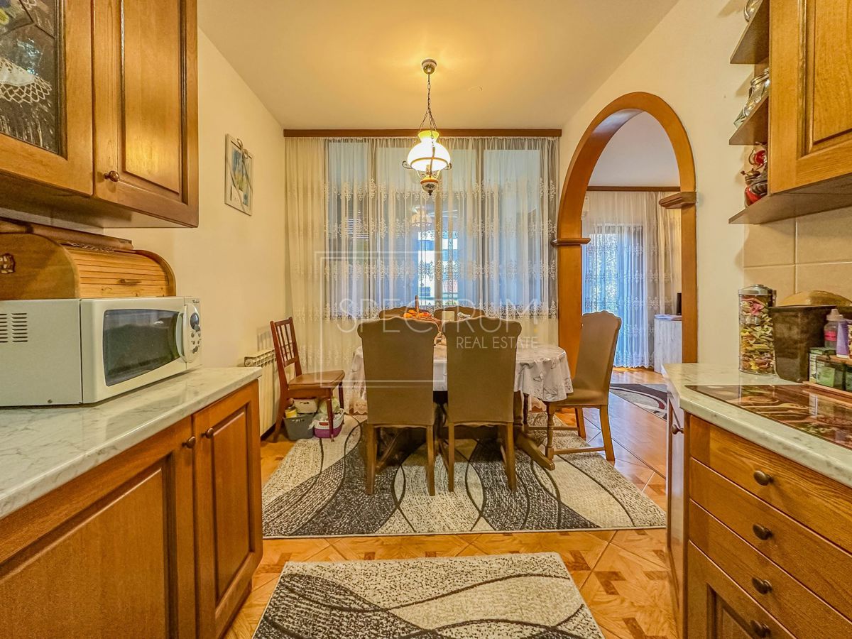 Umago, appartamento al piano rialzato in centro