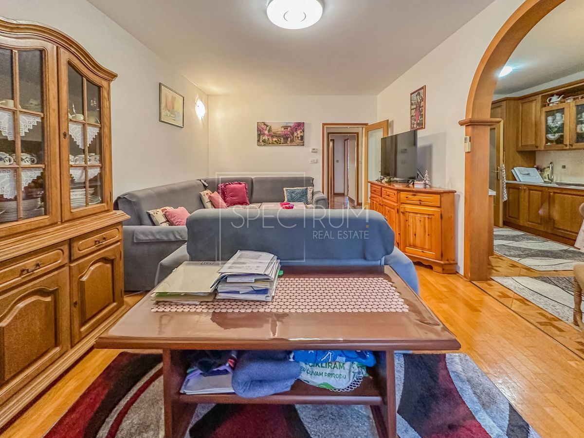 Umago, appartamento al piano rialzato in centro