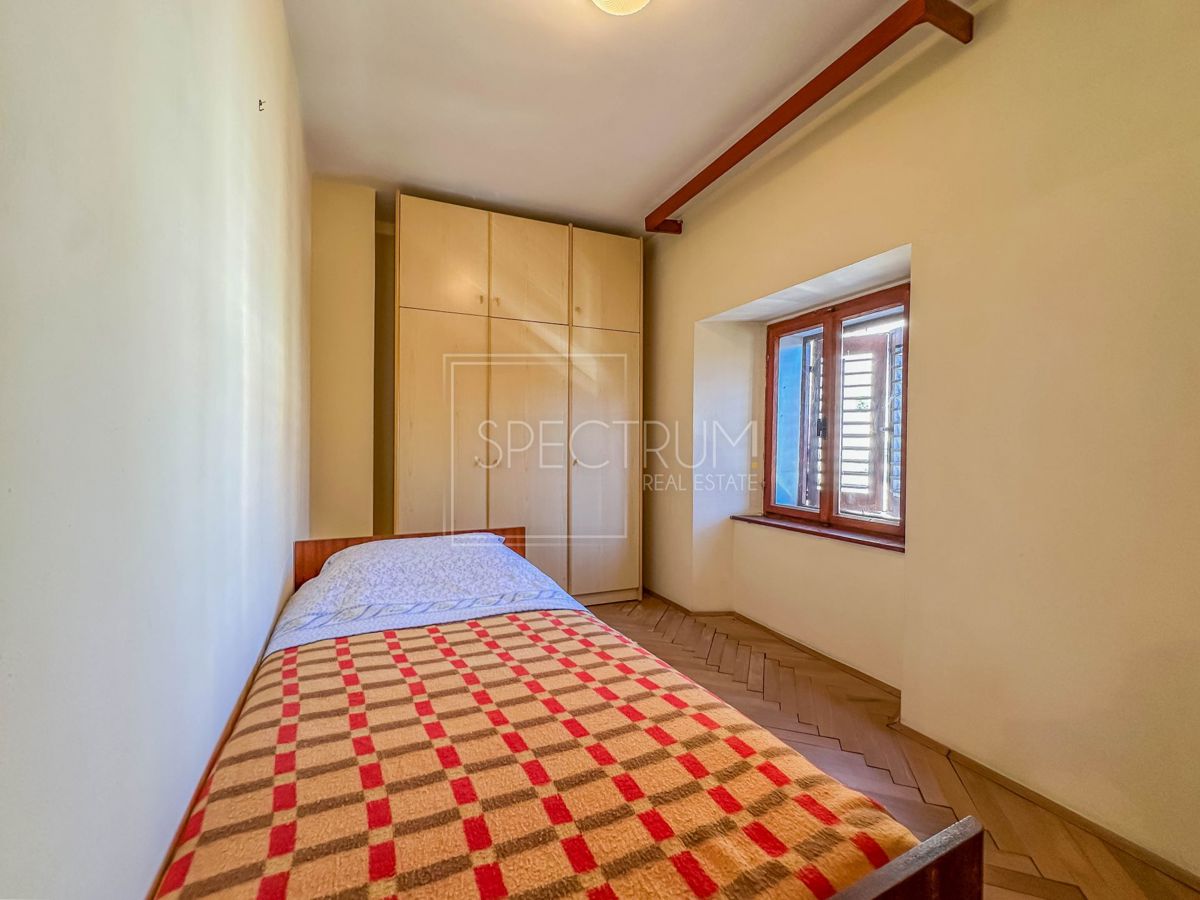 Buie, casa con giardino al centro