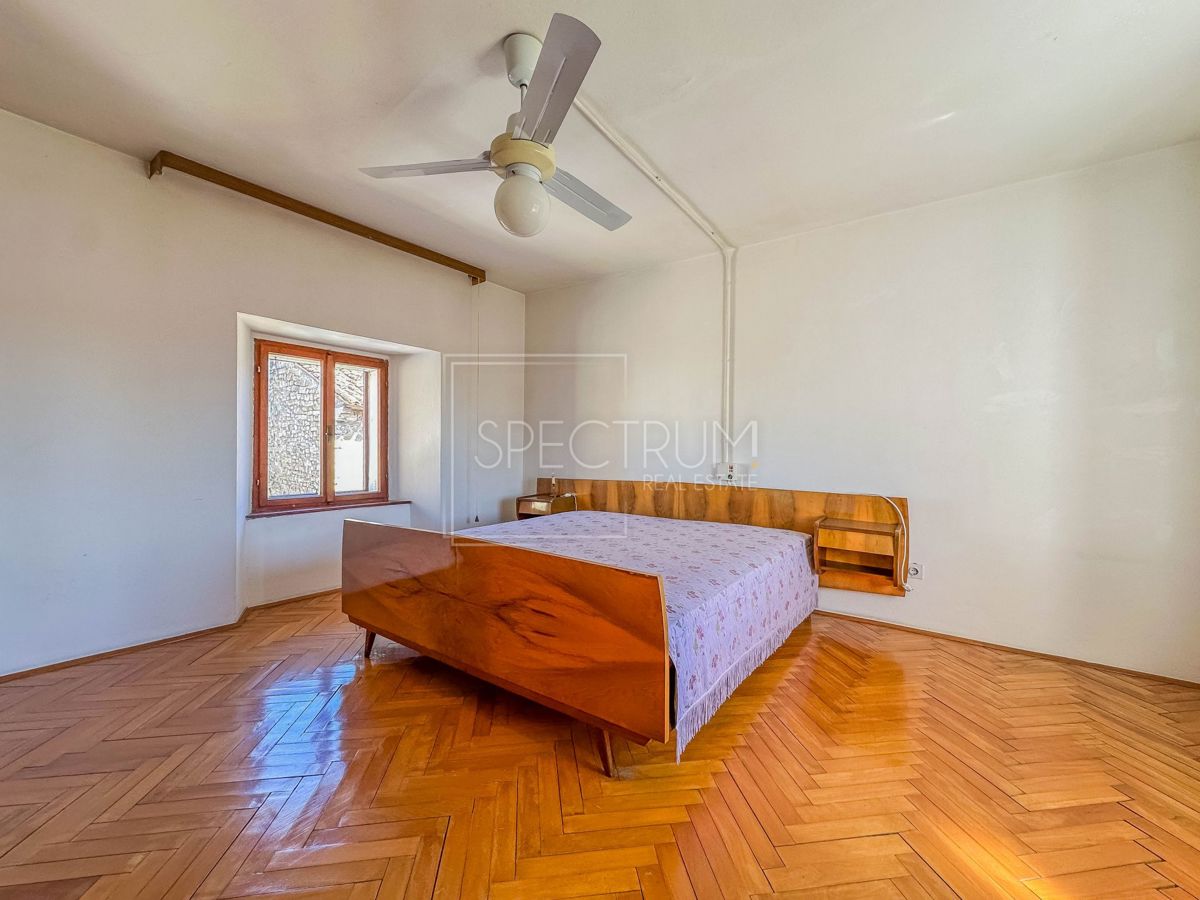 Buie, casa con giardino al centro