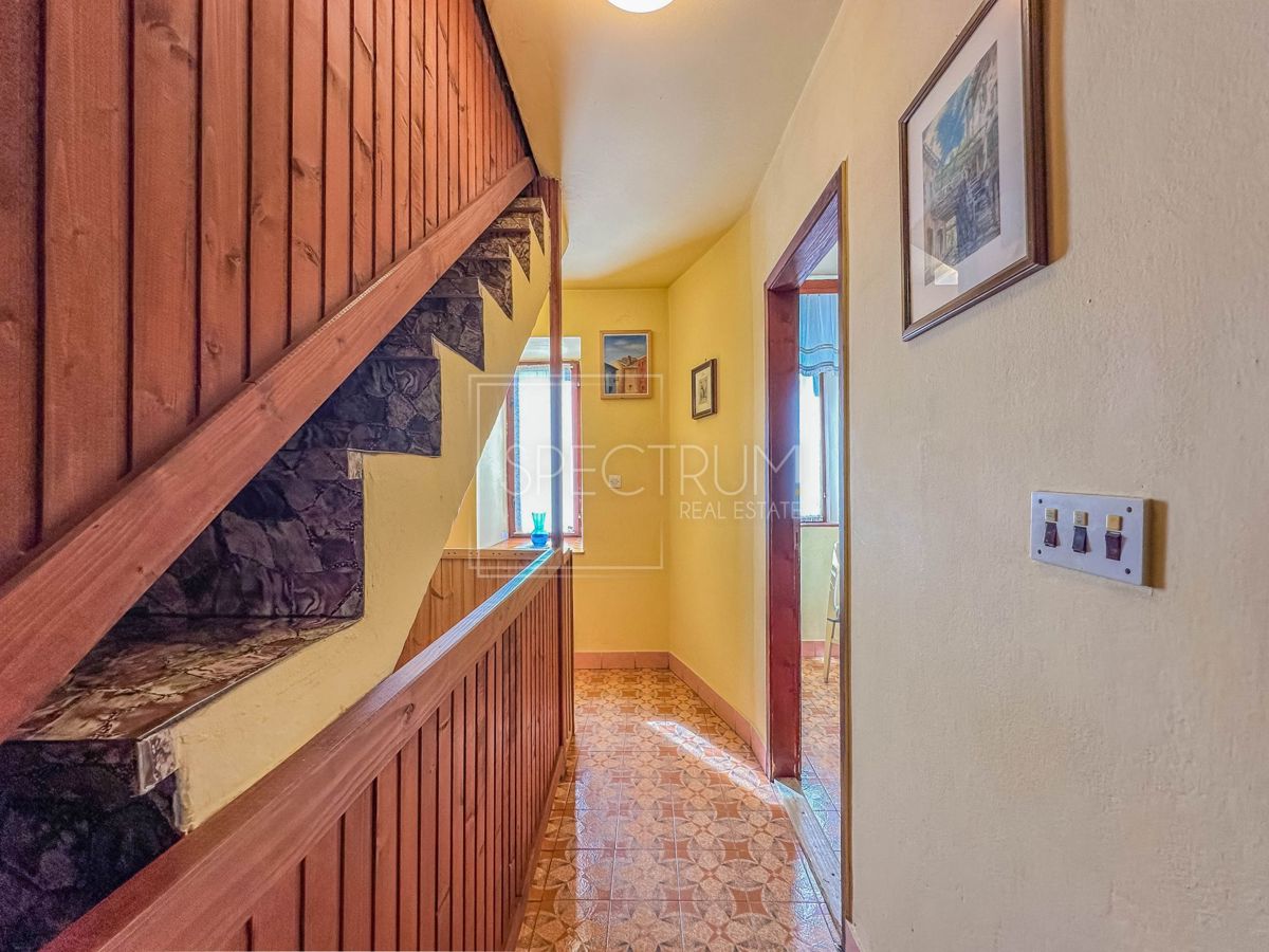 Buie, casa con giardino al centro