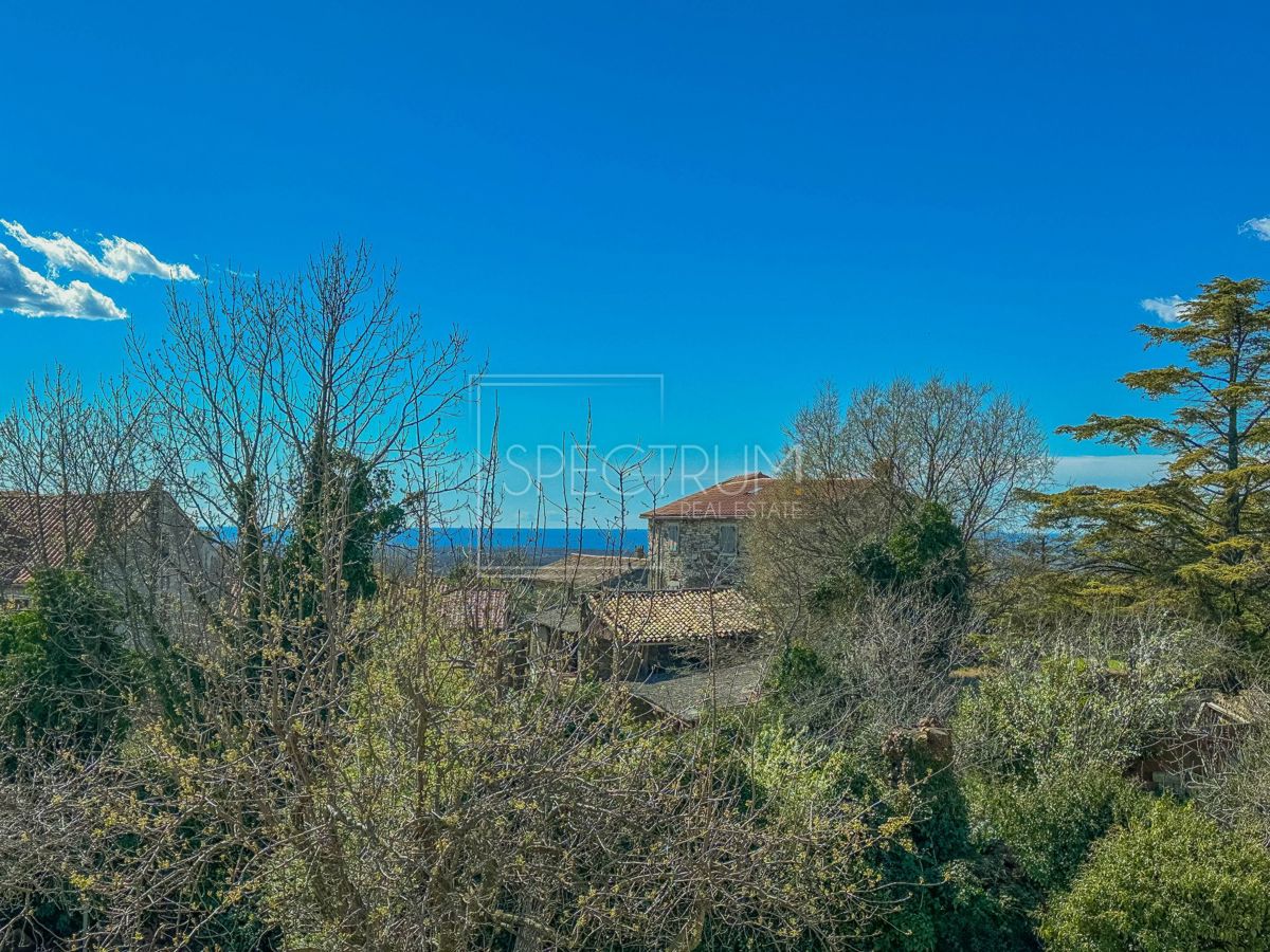 Buie, casa con giardino al centro