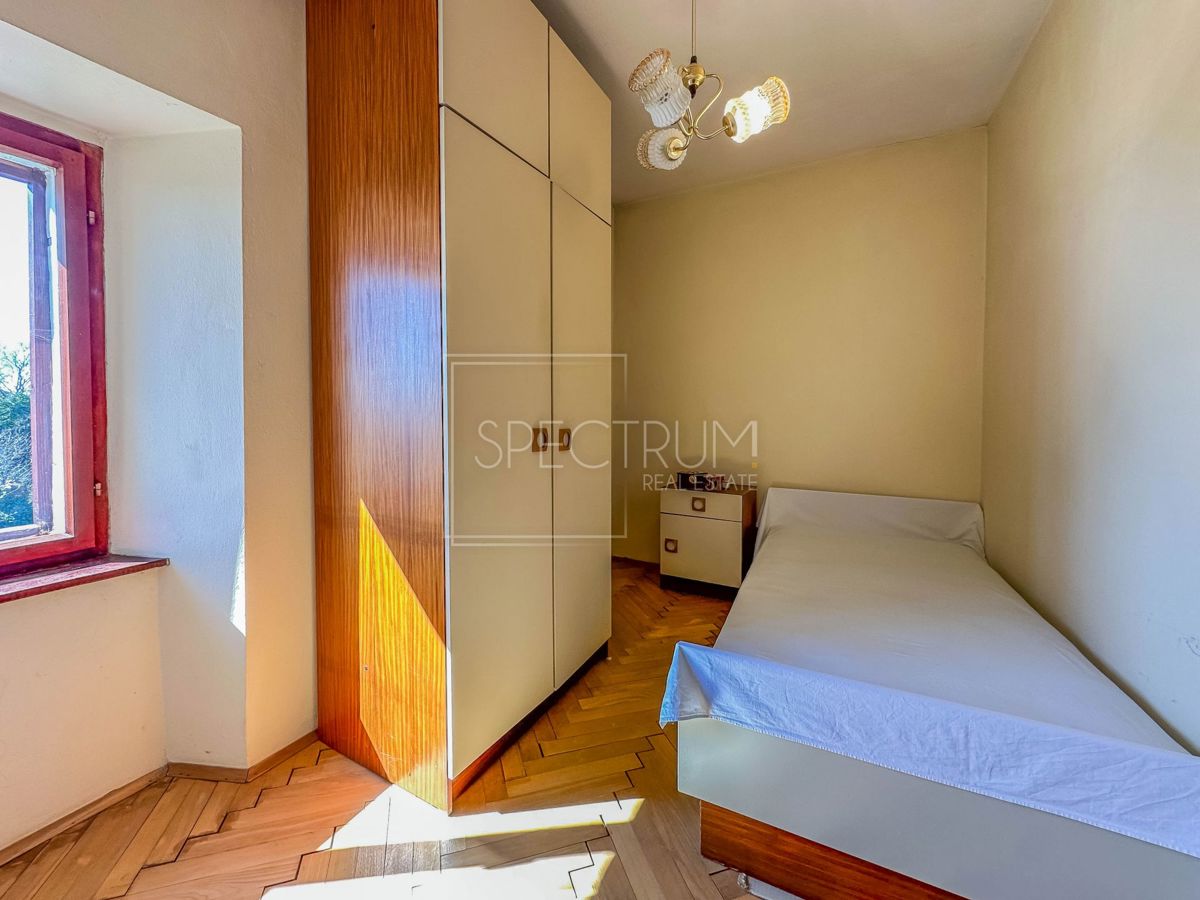 Buie, casa con giardino al centro