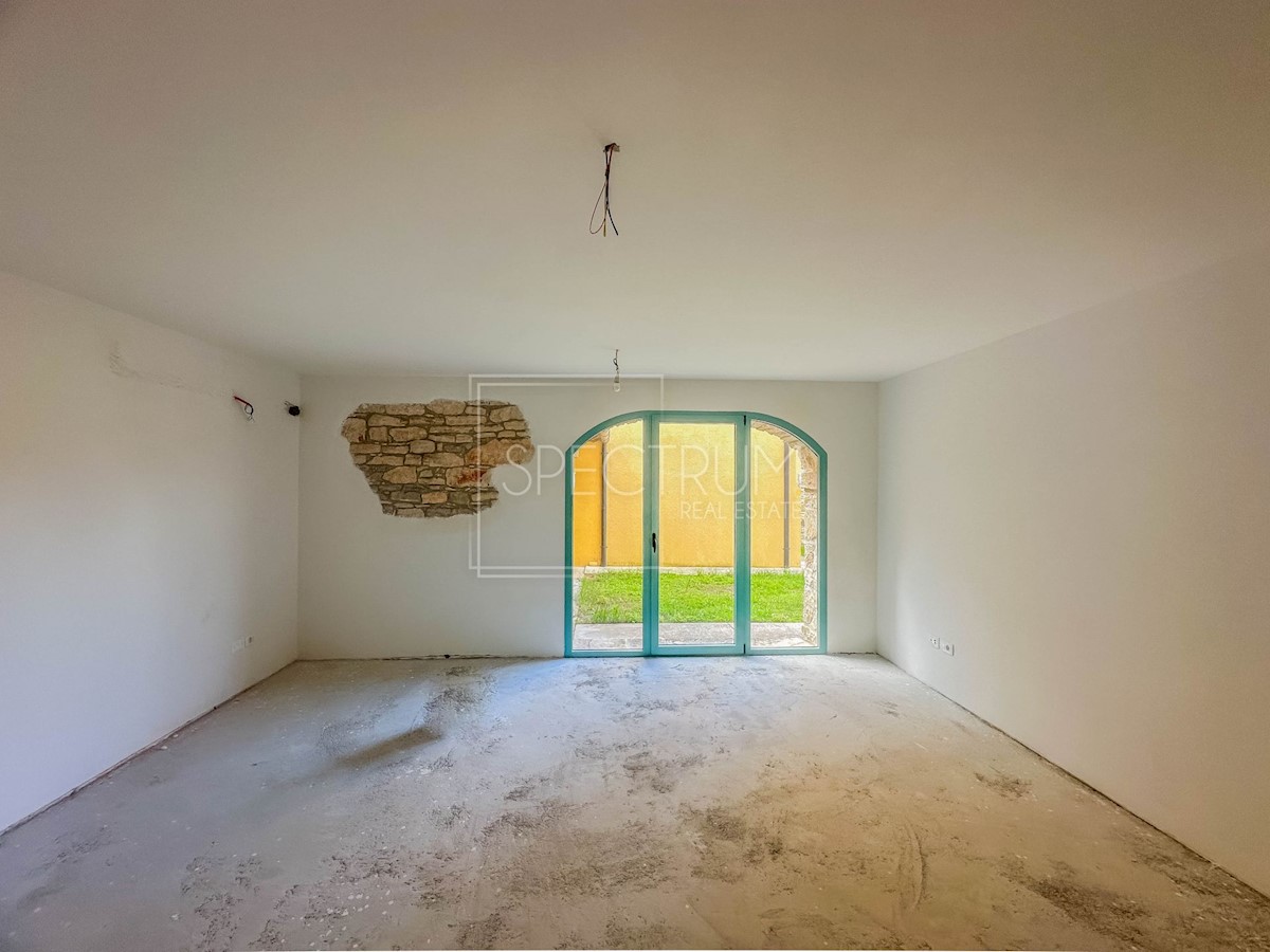 Dintorni di Buie, appartamento ristrutturato al piano terra con giardino