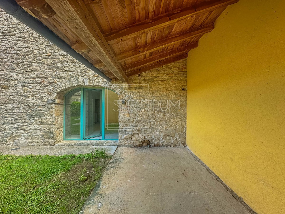 Dintorni di Buie, appartamento ristrutturato al piano terra con giardino