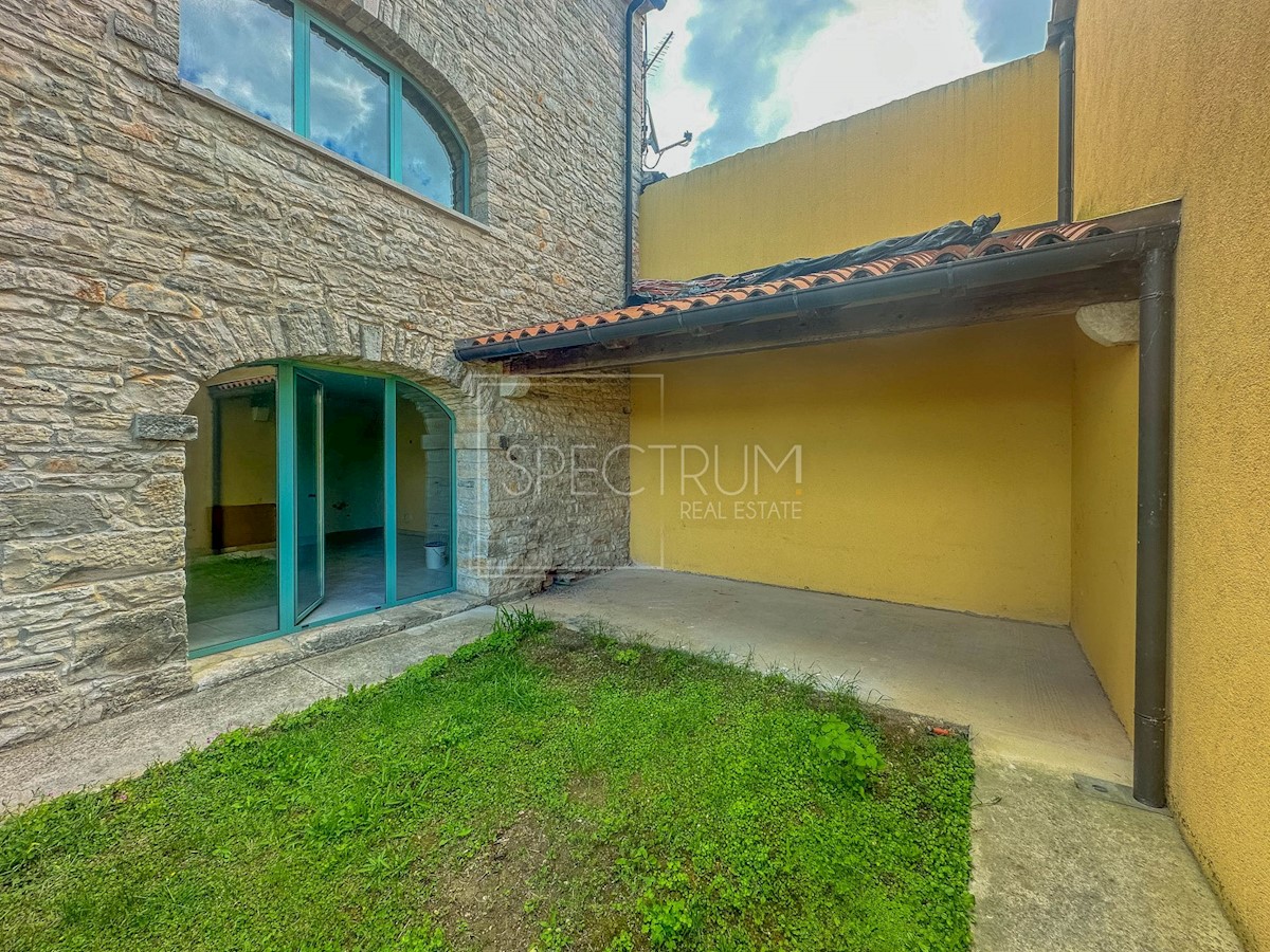 Dintorni di Buie, appartamento ristrutturato al piano terra con giardino