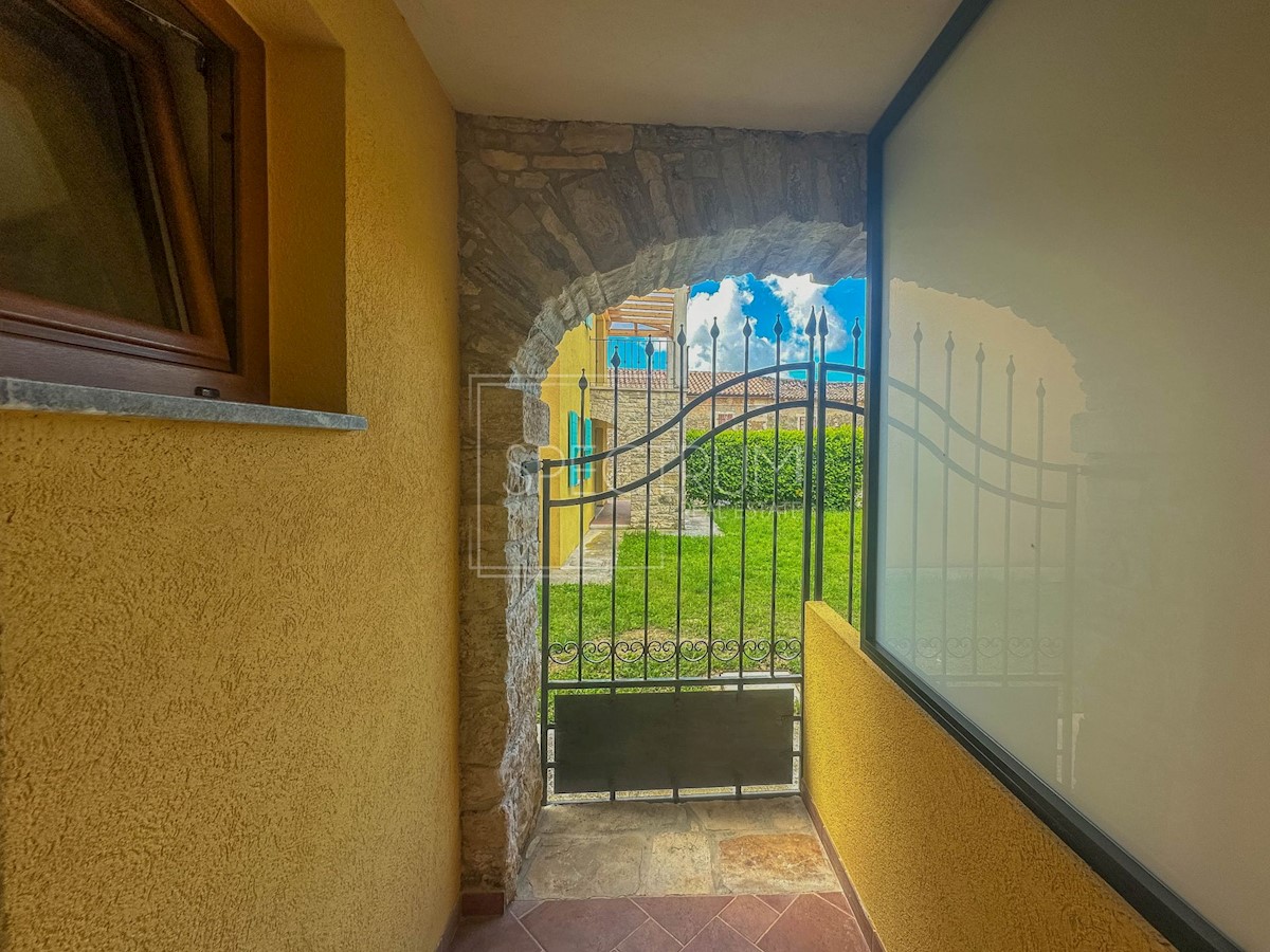 Dintorni di Buie, appartamento ristrutturato al piano terra con giardino