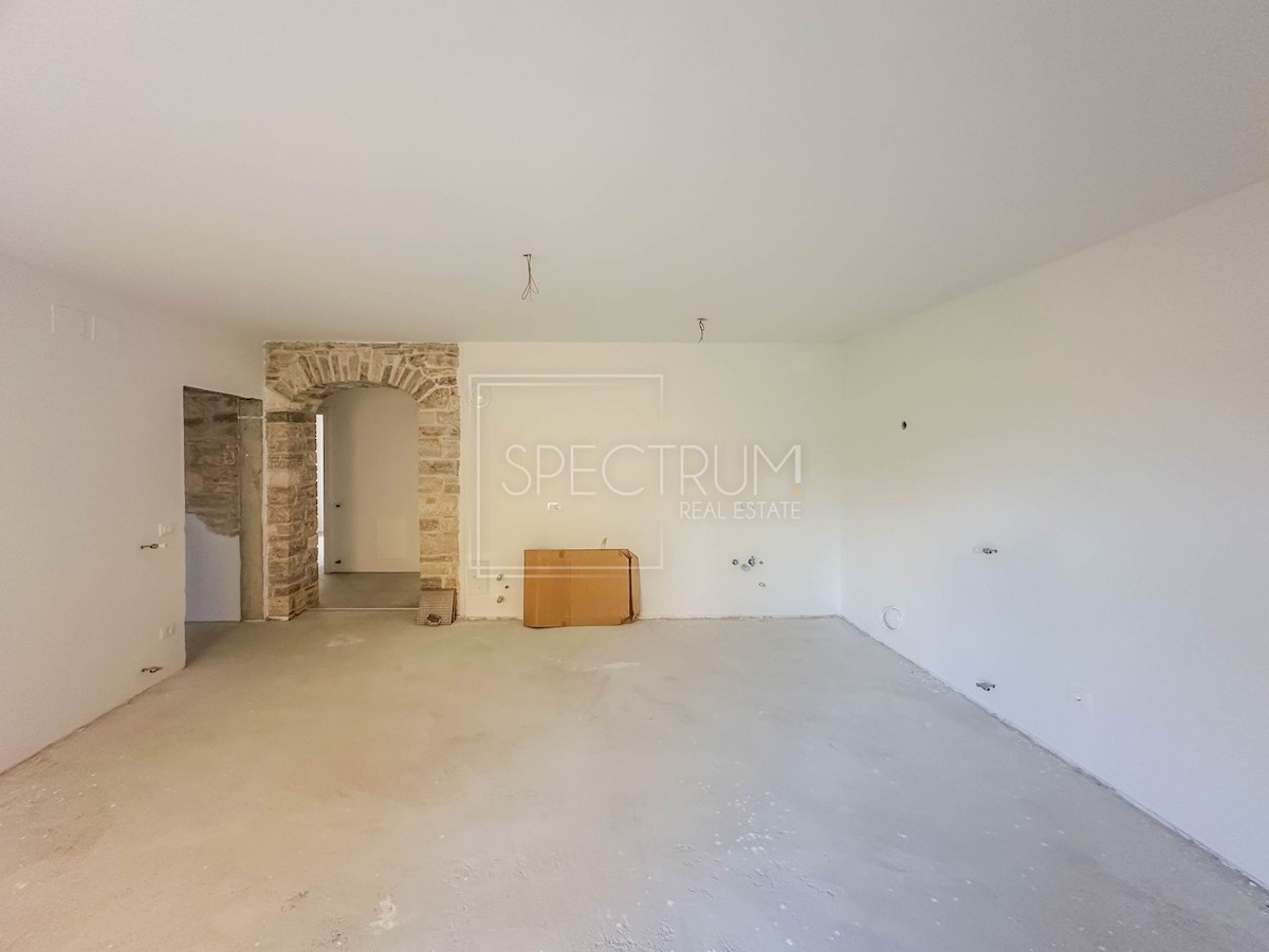 Dintorni di Buie, appartamento ristrutturato al piano terra con giardino