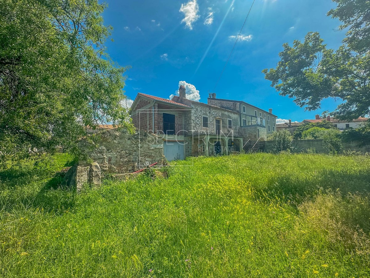 Zona Verteneglio, casa in pietra con cortile