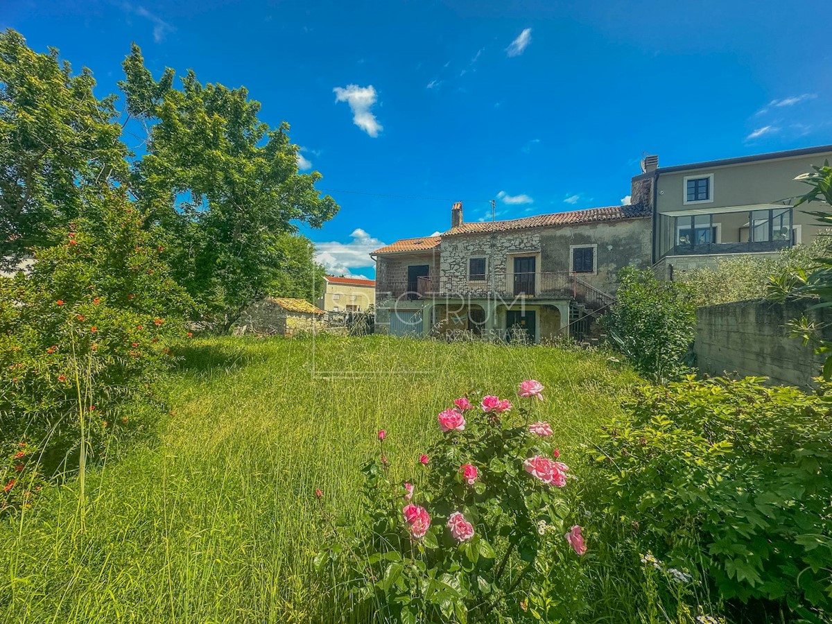 Zona Verteneglio, casa in pietra con cortile