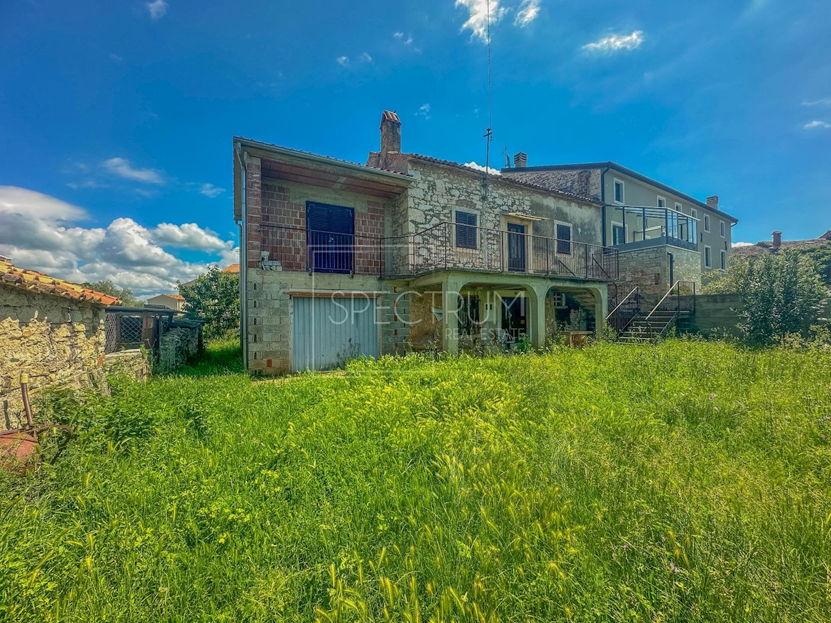 Zona Verteneglio, casa in pietra con cortile