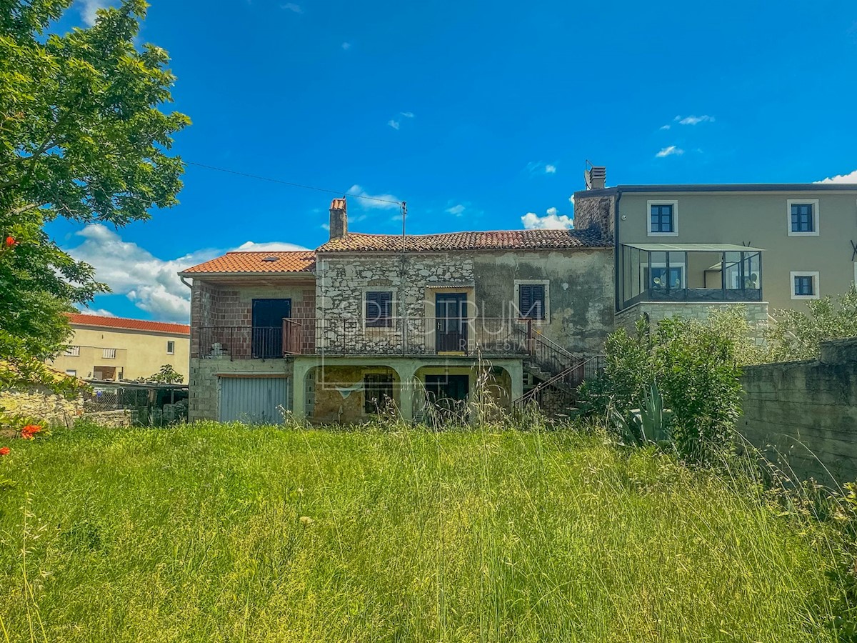 Zona Verteneglio, casa in pietra con cortile