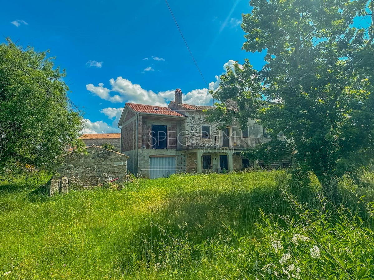 Zona Verteneglio, casa in pietra con cortile