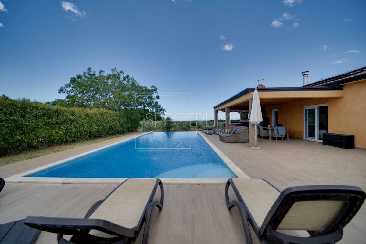 Zona Cittanova, casa isolata con piscina