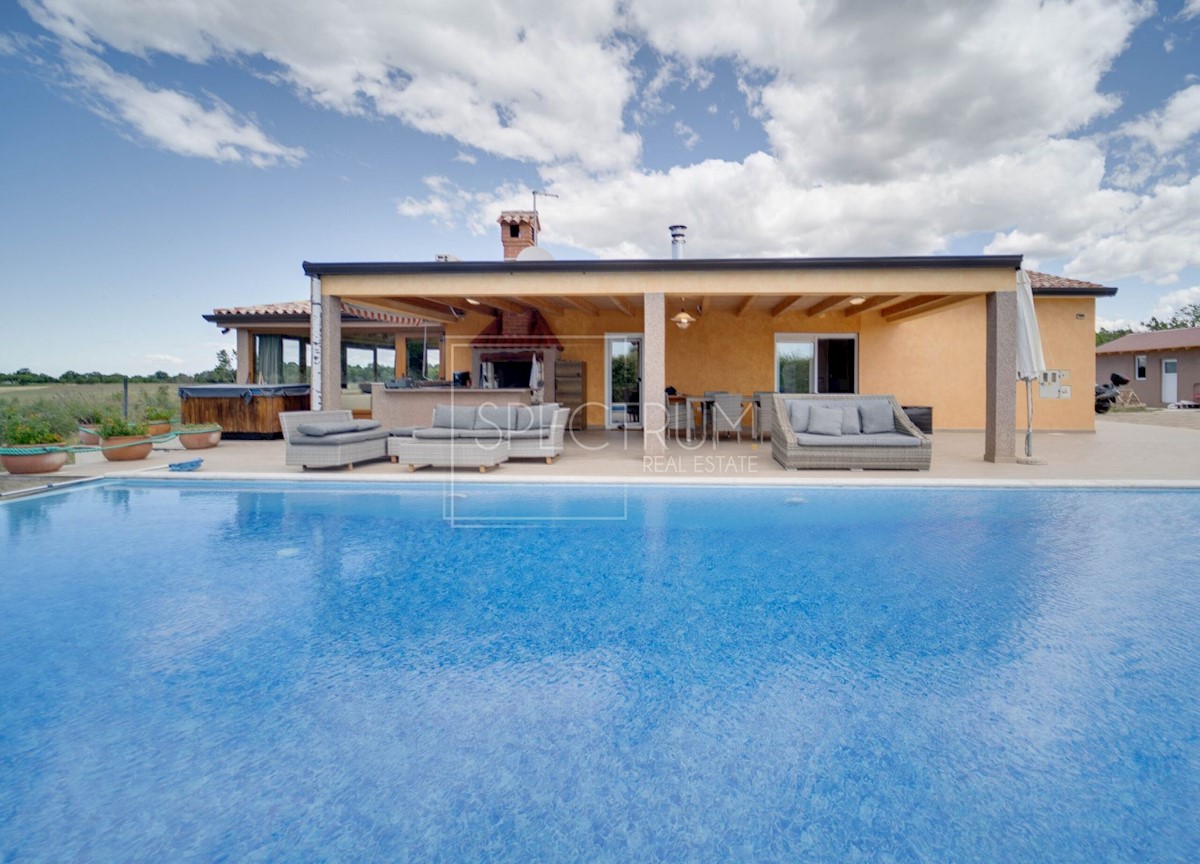 Zona Cittanova, casa isolata con piscina