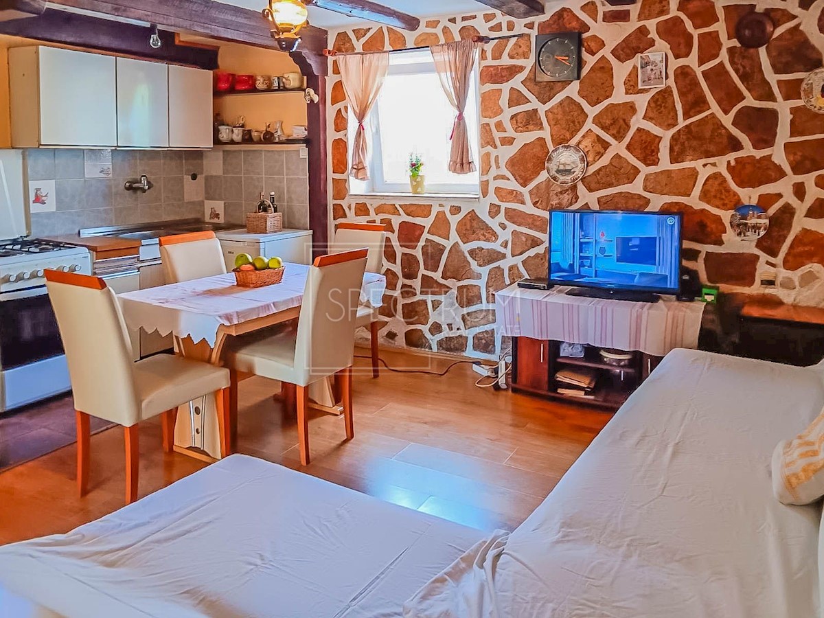 Zona Parenzo, casa in pietra in una posizione tranquilla