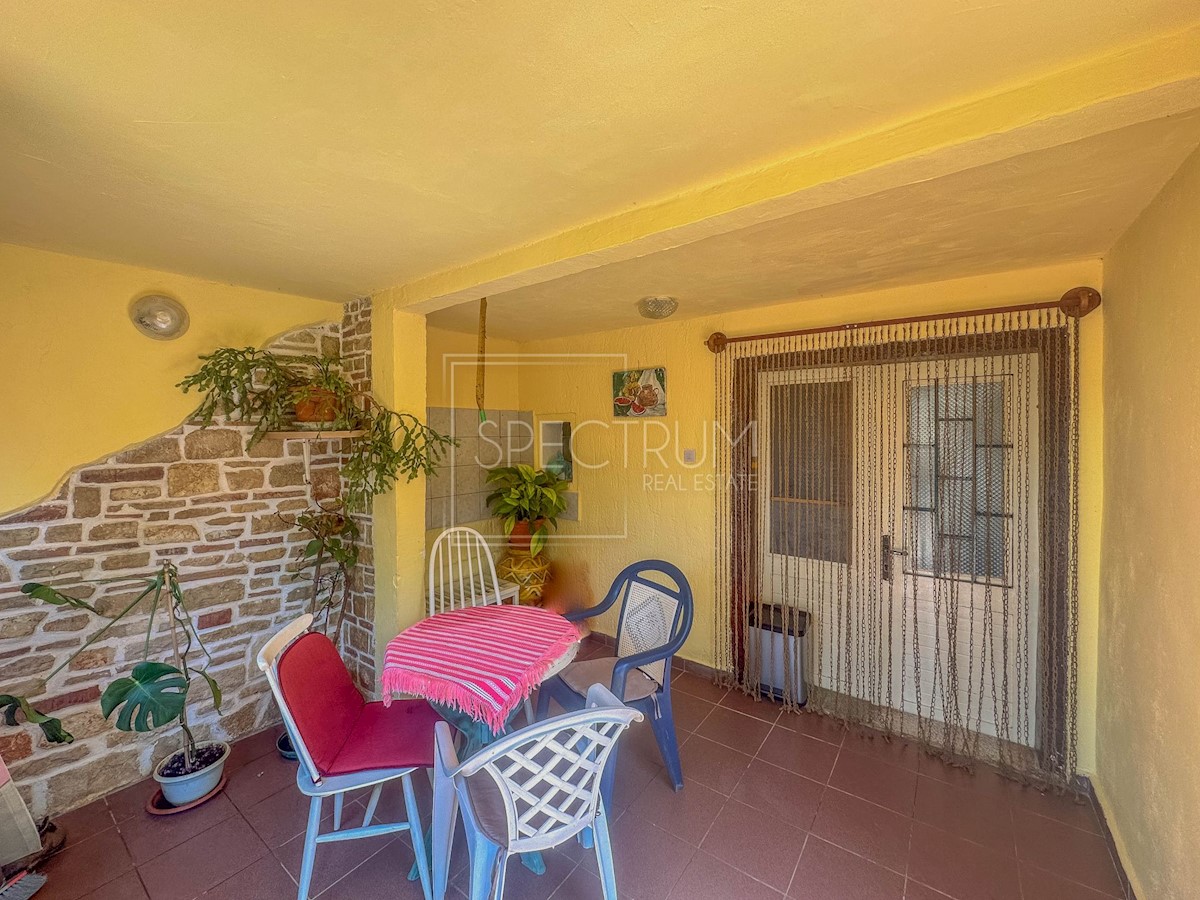 Zona Parenzo, casa in pietra in una posizione tranquilla