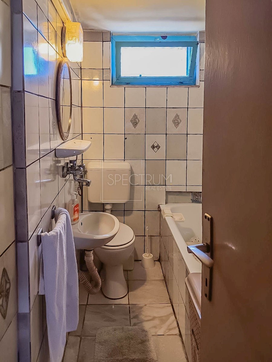 Zona Parenzo, casa in pietra in una posizione tranquilla