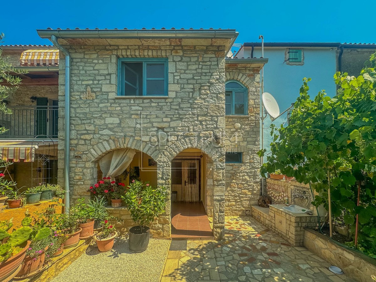 Zona Parenzo, casa in pietra in una posizione tranquilla