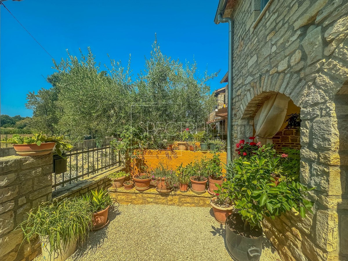 Zona Parenzo, casa in pietra in una posizione tranquilla