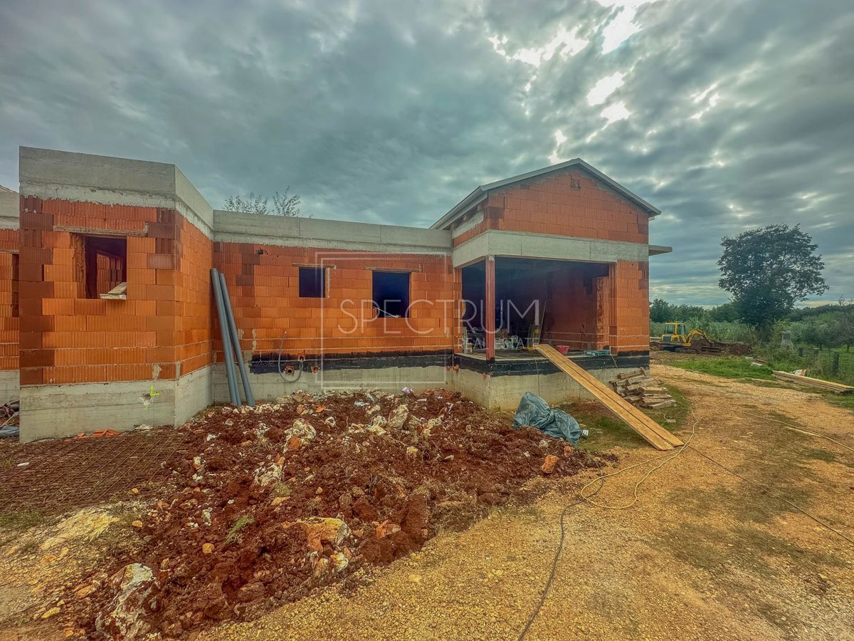 Zona Verteneglio, moderna casa bifamiliare con piscina