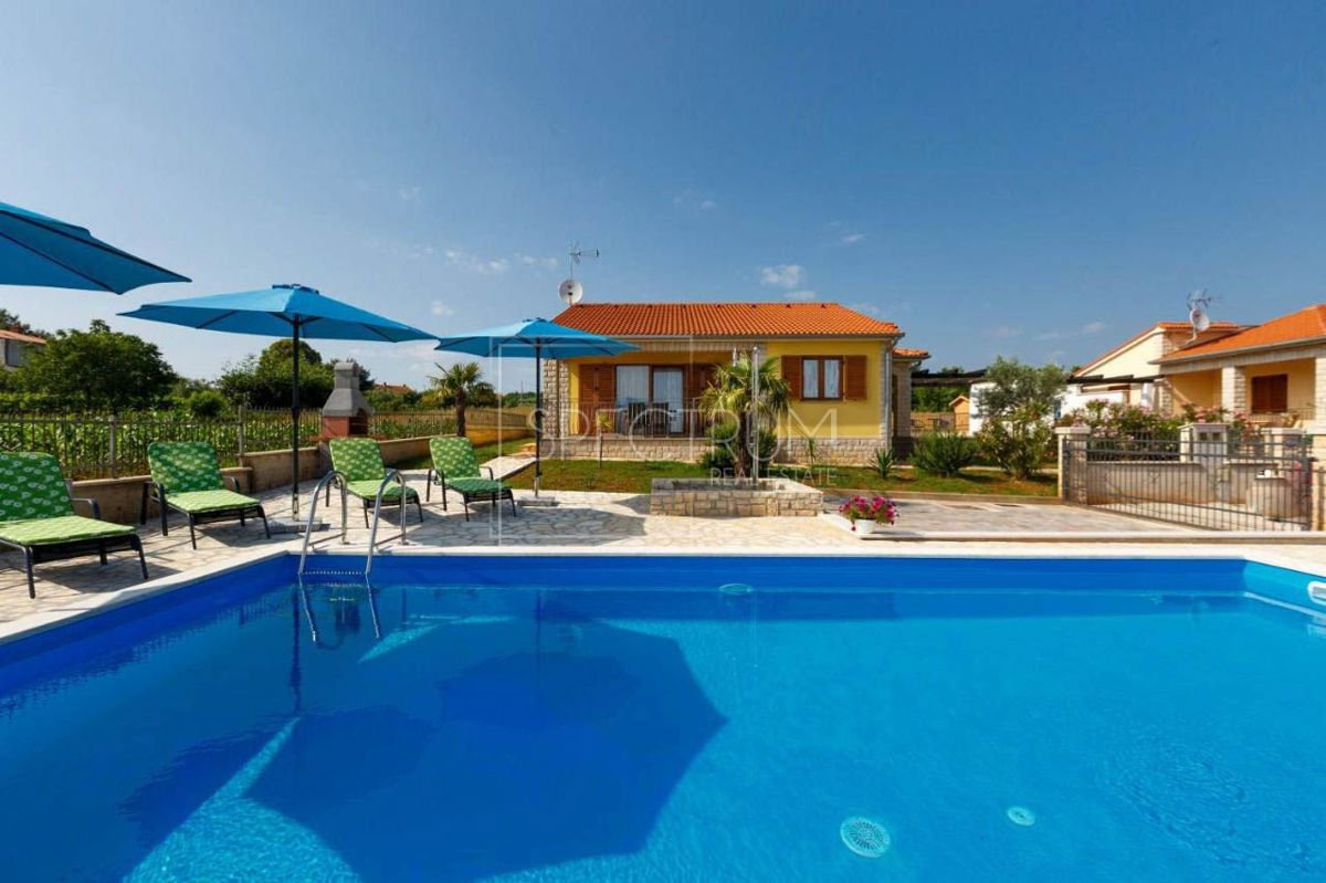 Castelliere, casa a un piano con piscina