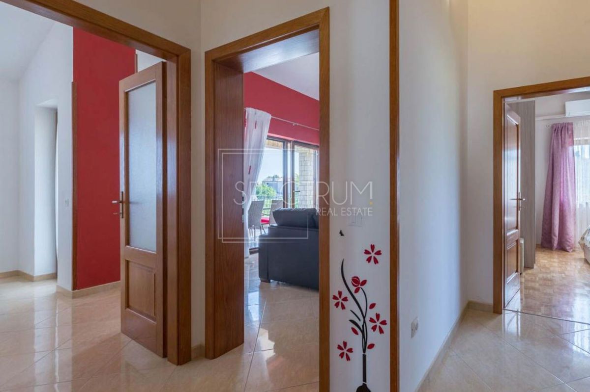 Castelliere, casa a un piano con piscina