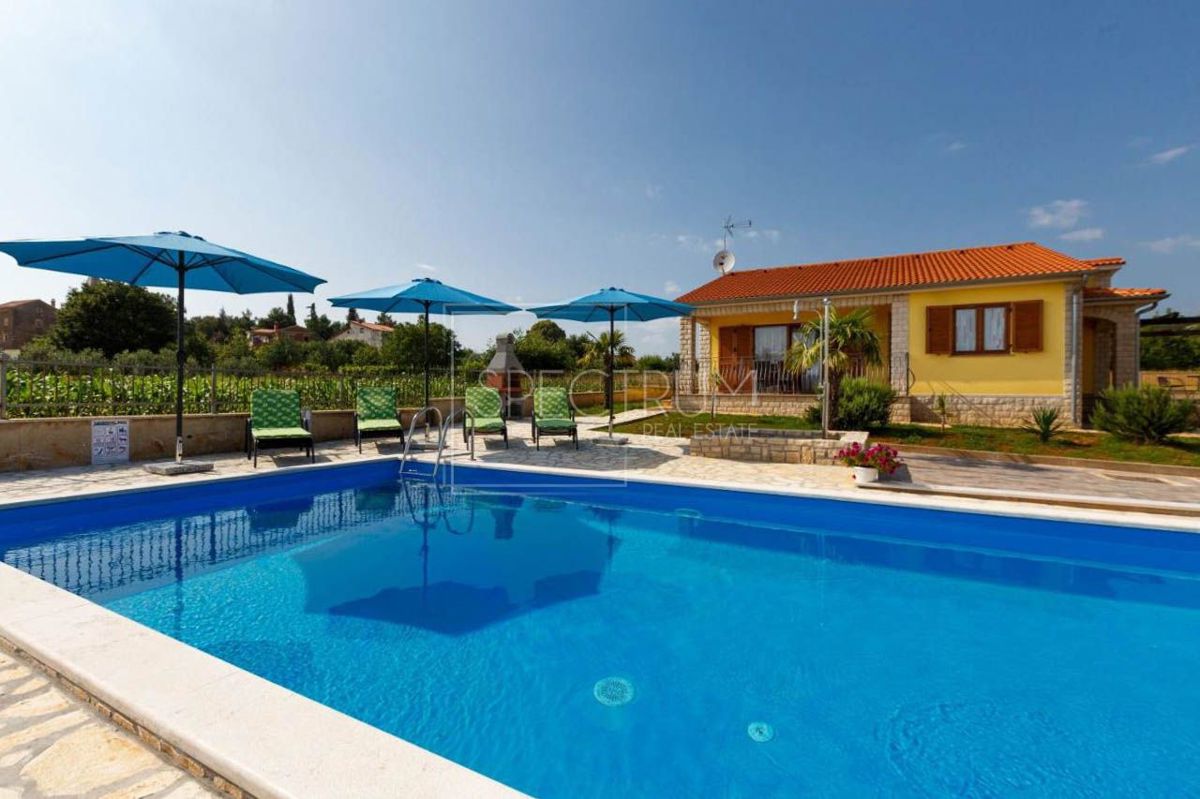 Castelliere, casa a un piano con piscina