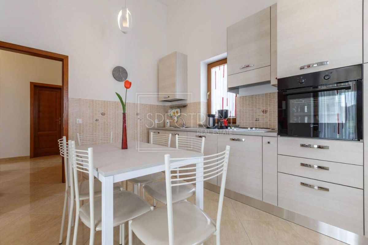 Castelliere, casa a un piano con piscina