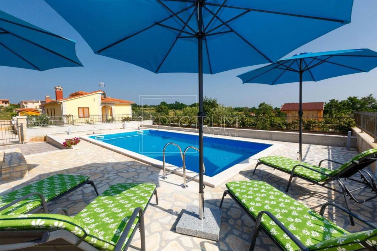 Castelliere, casa a un piano con piscina