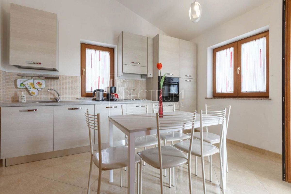 Castelliere, casa a un piano con piscina