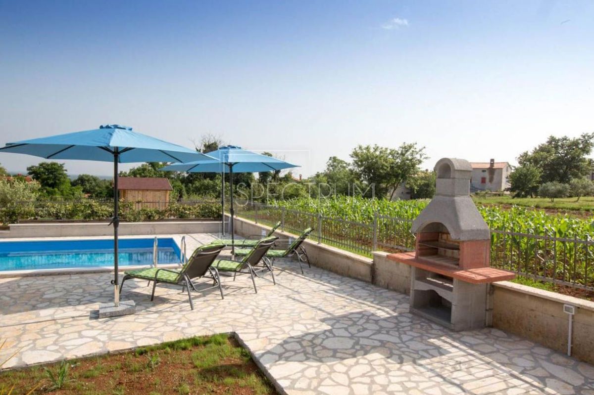 Castelliere, casa a un piano con piscina
