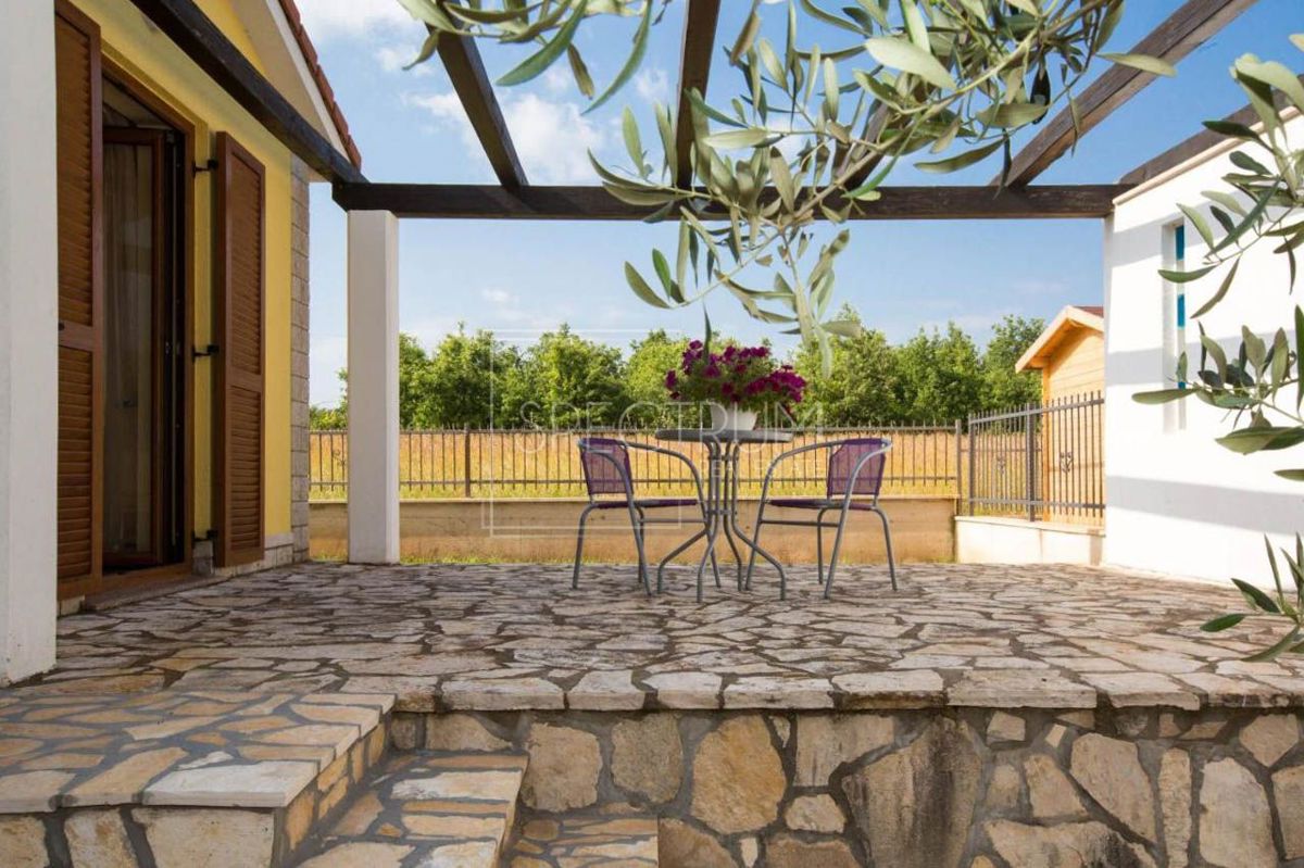 Castelliere, casa a un piano con piscina