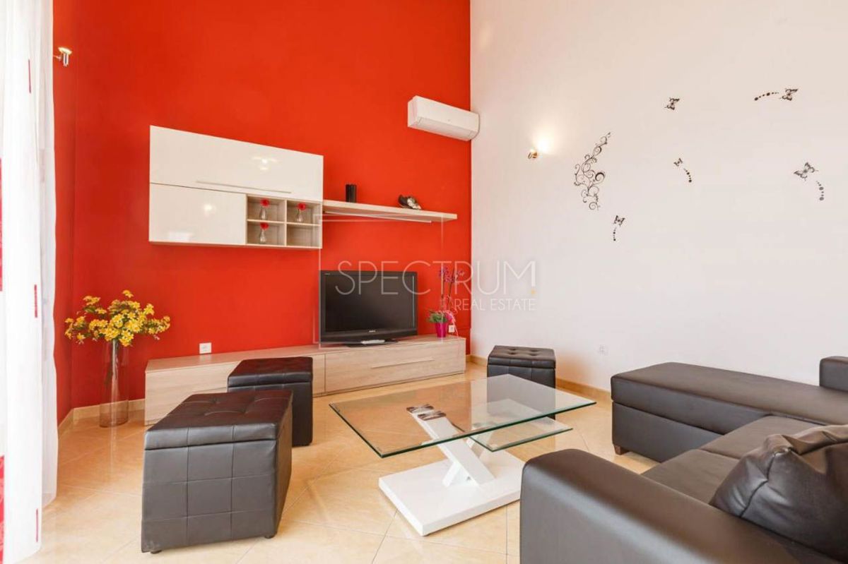 Castelliere, casa a un piano con piscina