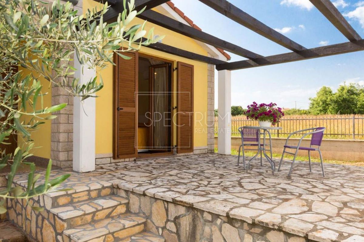 Castelliere, casa a un piano con piscina